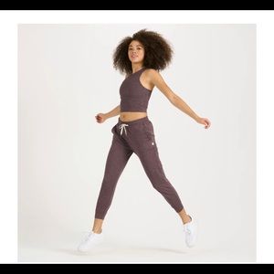 Vuori Performance Joggers womens medium